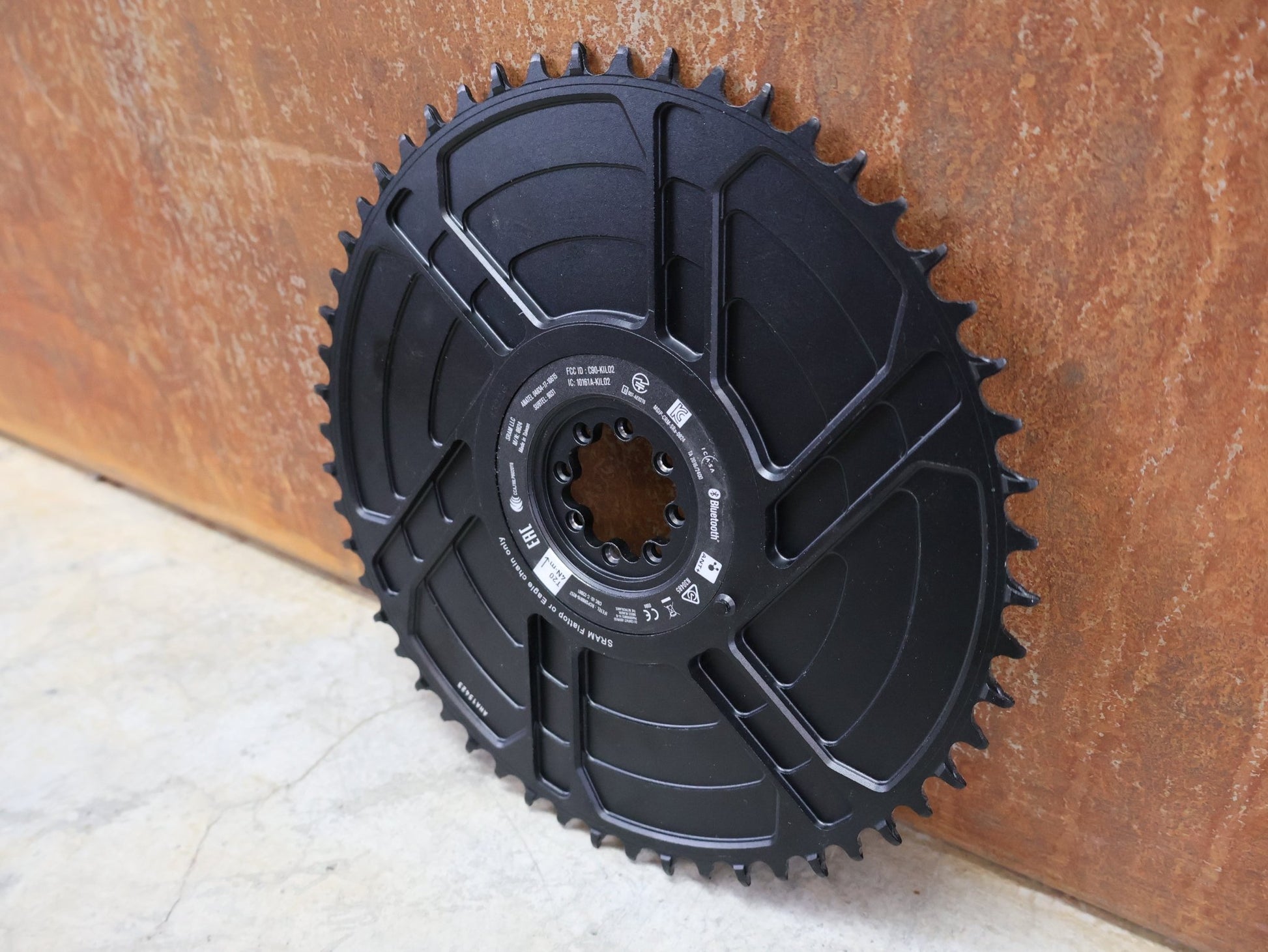 Kettenblatt von Sram, SRAM – RED AXS D1 POWER SENSOR KIT / POWERMETER / 54 ZÄHNE / 1 FACH / QUARQ DZERO vor USEDBIKES - OB.DE Hintergrund