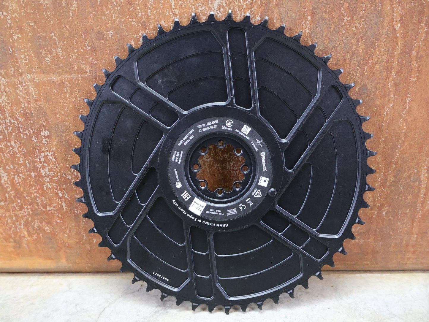 Kettenblatt von Sram, SRAM – RED AXS D1 POWER SENSOR KIT / POWERMETER / 54 ZÄHNE / 1 FACH / QUARQ DZERO vor USEDBIKES - OB.DE Hintergrund