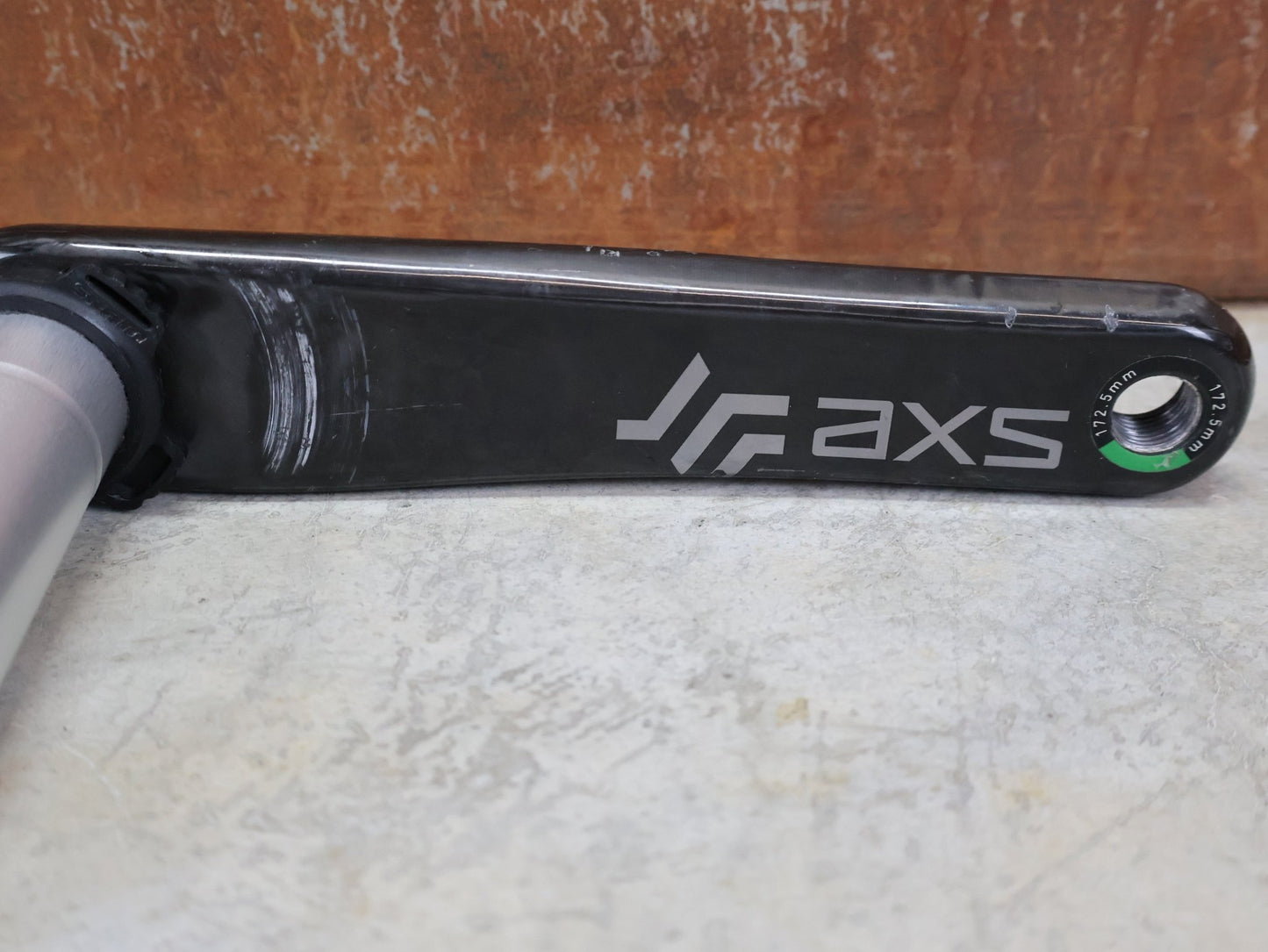 Kurbel von Sram, SRAM RED AXS D1 – TEAM EDITION / DUB SL AXLE / 165–175 MM – LEFT CARBON REPLACEMENT ARM vor USEDBIKES - OB.DE Hintergrund