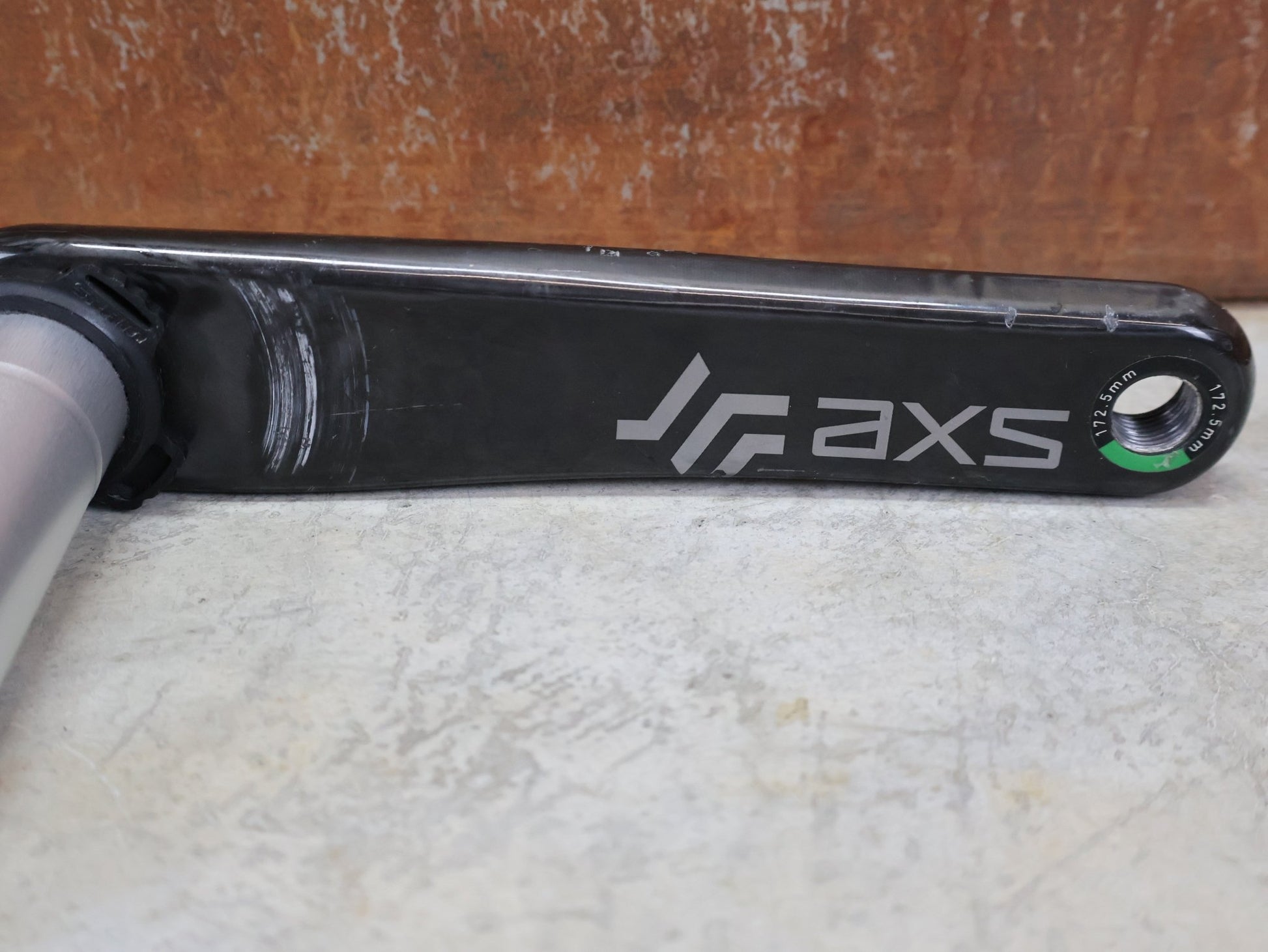 Kurbel von Sram, SRAM RED AXS D1 – TEAM EDITION / DUB SL AXLE / 165–175 MM – LEFT CARBON REPLACEMENT ARM vor USEDBIKES - OB.DE Hintergrund