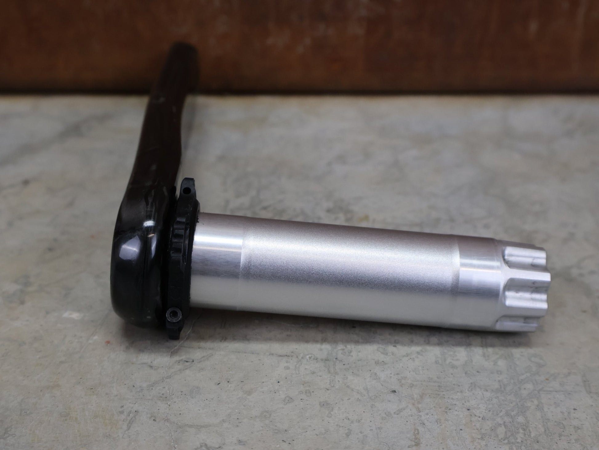 Kurbel von Sram, SRAM RED AXS D1 – TEAM EDITION / DUB SL AXLE / 165–175 MM – LEFT CARBON REPLACEMENT ARM vor USEDBIKES - OB.DE Hintergrund