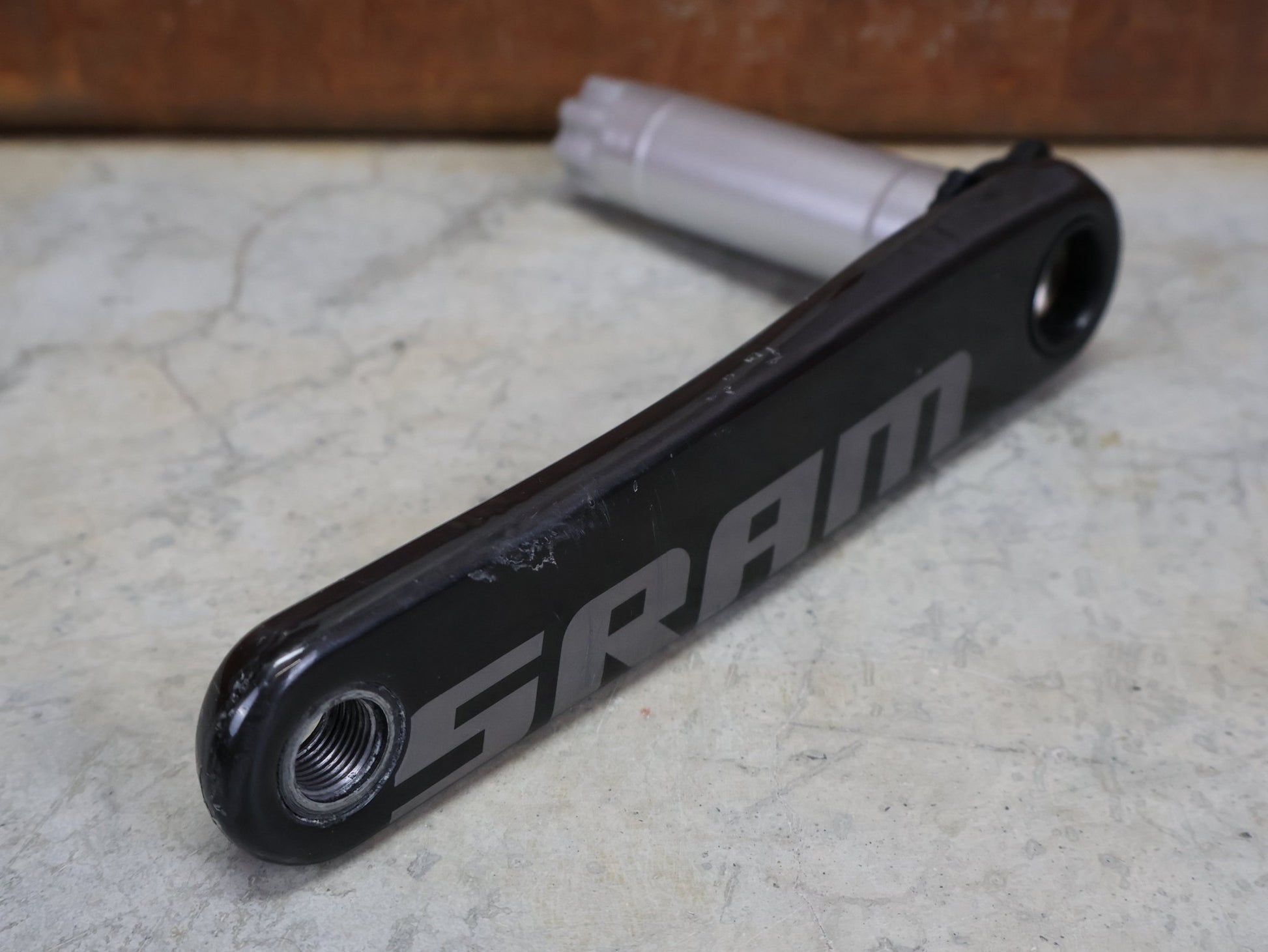 Kurbel von Sram, SRAM RED AXS D1 – TEAM EDITION / DUB SL AXLE / 165–175 MM – LEFT CARBON REPLACEMENT ARM vor USEDBIKES - OB.DE Hintergrund