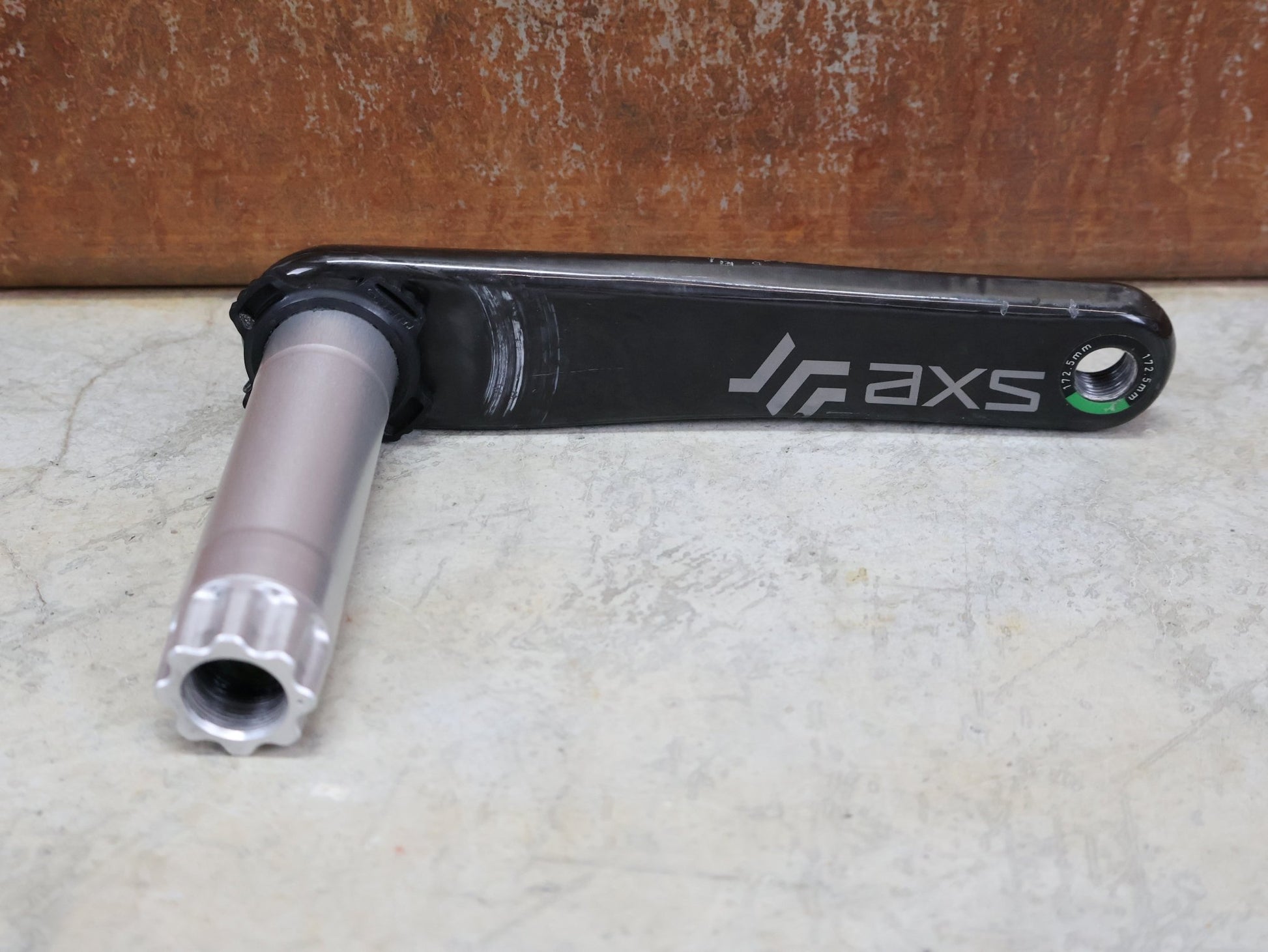 Kurbel von Sram, SRAM RED AXS D1 – TEAM EDITION / DUB SL AXLE / 165–175 MM – LEFT CARBON REPLACEMENT ARM vor USEDBIKES - OB.DE Hintergrund