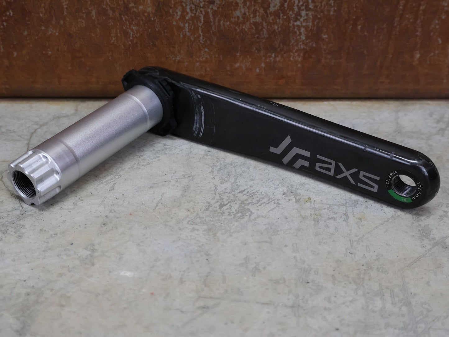 Kurbel von Sram, SRAM RED AXS D1 – TEAM EDITION / DUB SL AXLE / 165–175 MM – LEFT CARBON REPLACEMENT ARM vor USEDBIKES - OB.DE Hintergrund