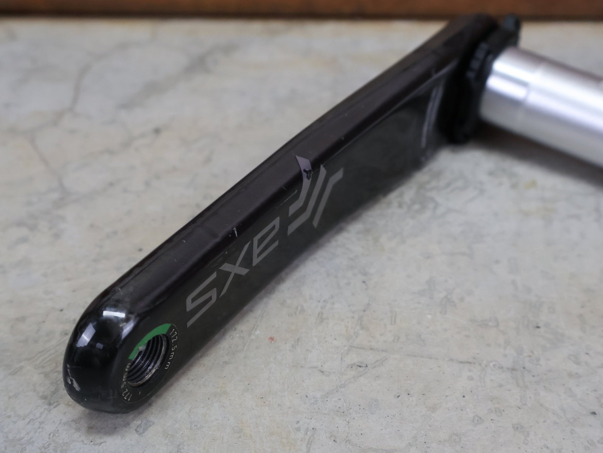 Kurbel von Sram, SRAM RED AXS D1 – TEAM EDITION / DUB SL AXLE / 165–175 MM – LEFT CARBON REPLACEMENT ARM vor USEDBIKES - OB.DE Hintergrund