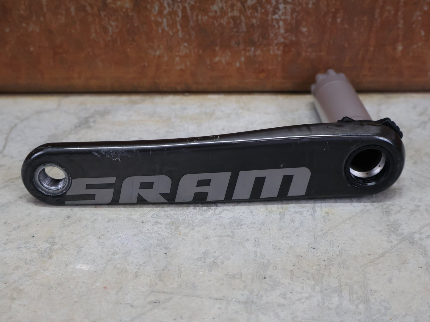Kurbel von Sram, SRAM RED AXS D1 – TEAM EDITION / DUB SL AXLE / 165–175 MM – LEFT CARBON REPLACEMENT ARM vor USEDBIKES - OB.DE Hintergrund
