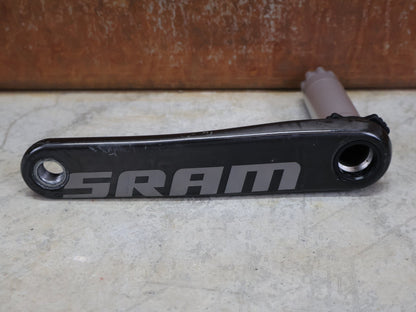 Kurbel von Sram, SRAM RED AXS D1 – TEAM EDITION / DUB SL AXLE / 165–175 MM – LEFT CARBON REPLACEMENT ARM vor USEDBIKES - OB.DE Hintergrund