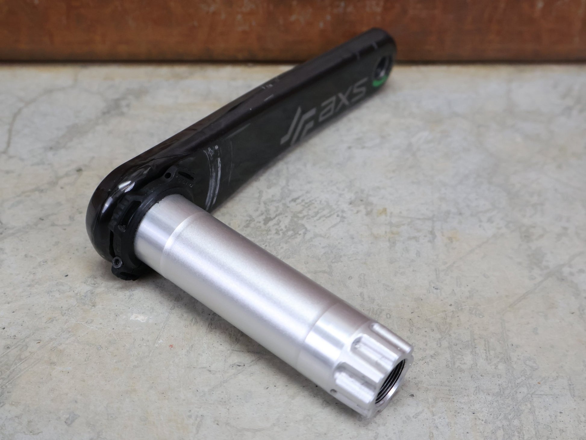 Kurbel von Sram, SRAM RED AXS D1 – TEAM EDITION / DUB SL AXLE / 165–175 MM – LEFT CARBON REPLACEMENT ARM vor USEDBIKES - OB.DE Hintergrund