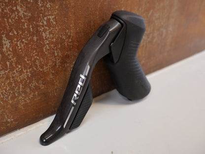 Brems - / Schalthebel von Sram, SRAM RED AXS E1 BREMS - SCHALTHEBEL SET + BREMSSÄTTEL / FLAT MOUNT vor USEDBIKES - OB.DE Hintergrund