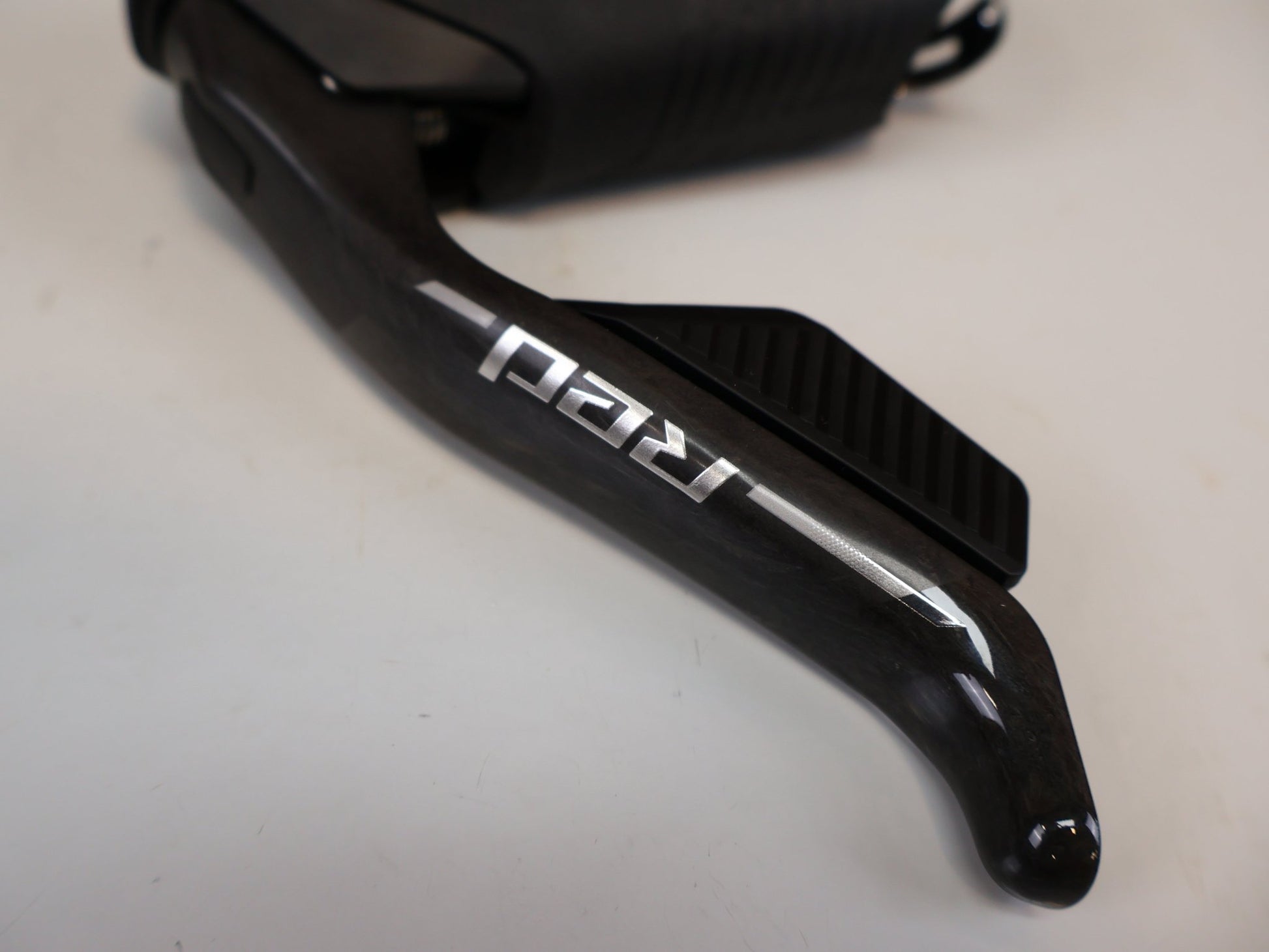 Brems - / Schalthebel von Sram, SRAM RED AXS E1 BREMS - SCHALTHEBEL SET + BREMSSÄTTEL / FLAT MOUNT vor USEDBIKES - OB.DE Hintergrund
