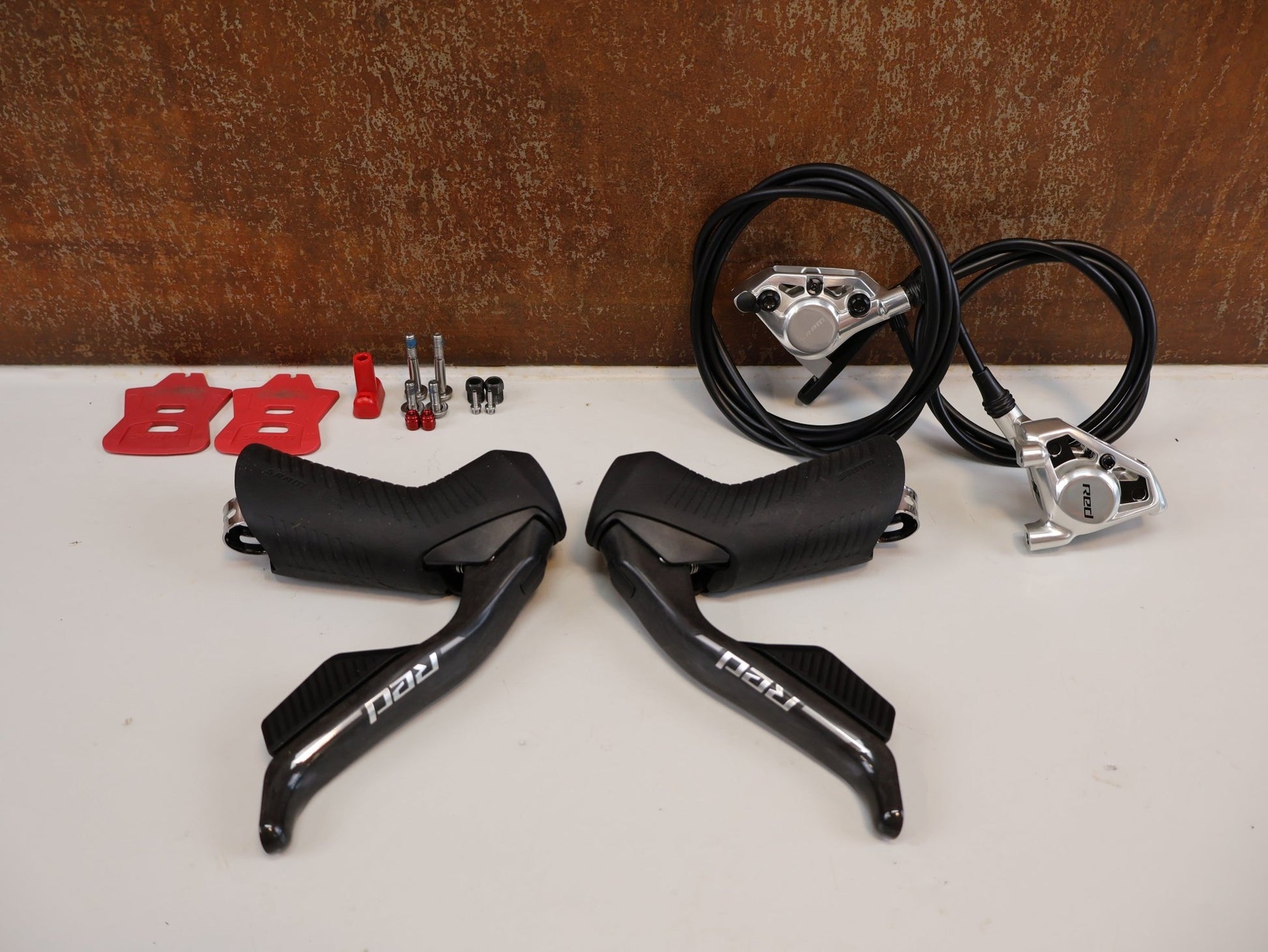 Brems - / Schalthebel von Sram, SRAM RED AXS E1 BREMS - SCHALTHEBEL SET + BREMSSÄTTEL / FLAT MOUNT vor USEDBIKES - OB.DE Hintergrund