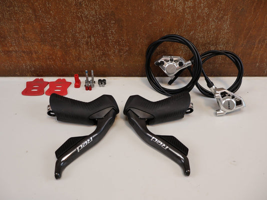 Brems - / Schalthebel von Sram, SRAM RED AXS E1 BREMS - SCHALTHEBEL SET + BREMSSÄTTEL / FLAT MOUNT vor USEDBIKES - OB.DE Hintergrund