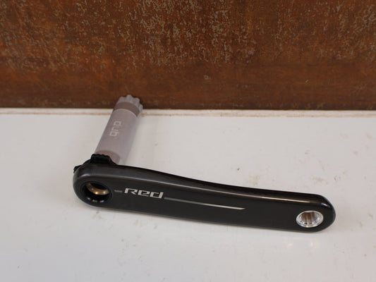 Kurbel von Sram, SRAM RED AXS E1 KURBELARME 170MM DUB SL 8-BOLT 309G vor USEDBIKES-OB.DE Hintergrund