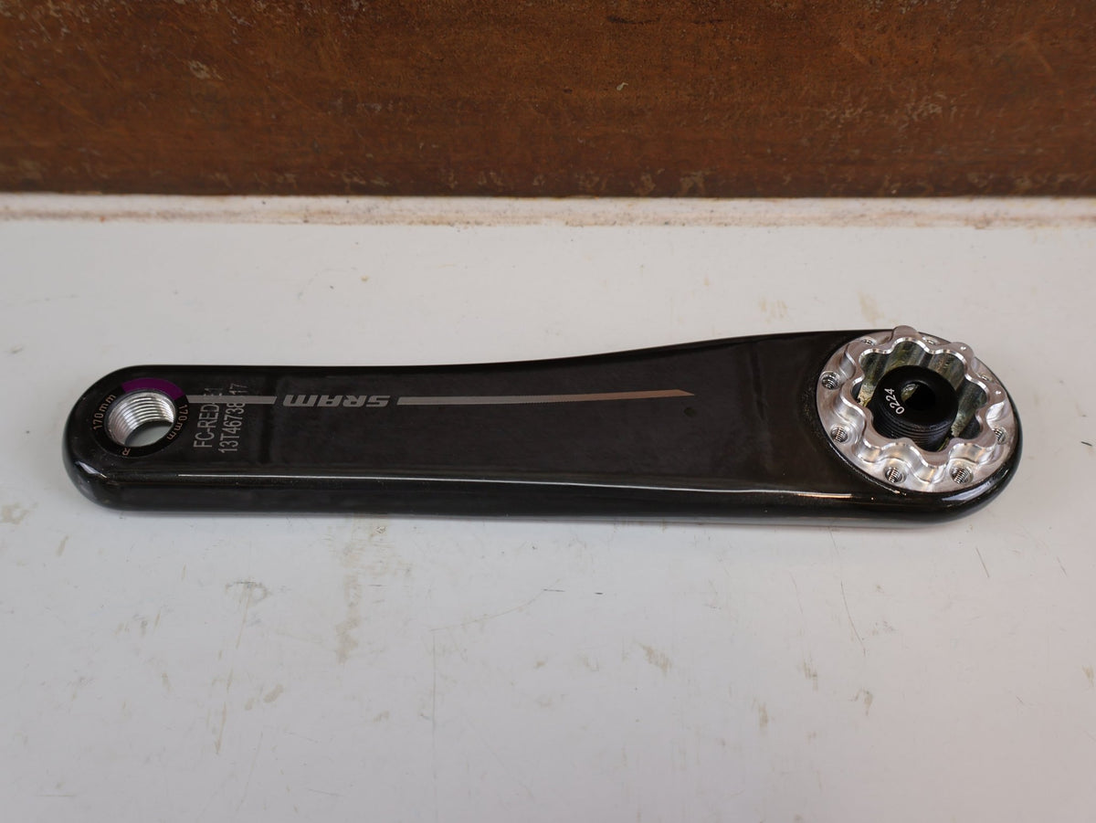 Kurbel von Sram, SRAM RED AXS E1 KURBELARME 170MM DUB SL 8-BOLT 309G vor USEDBIKES-OB.DE Hintergrund