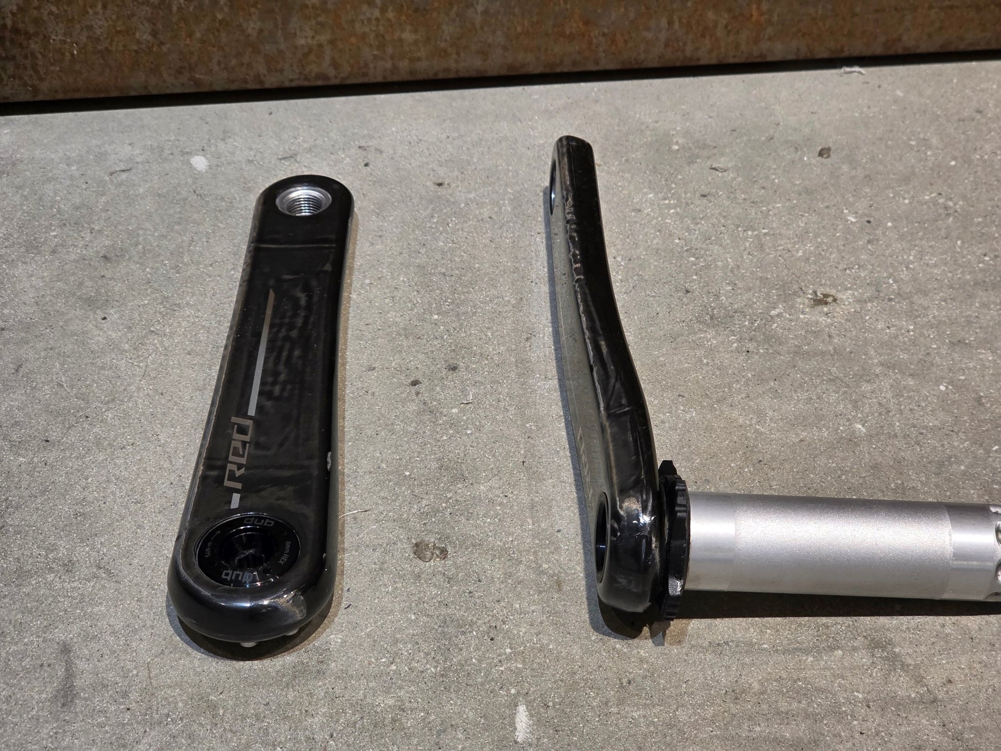 Kurbel von Sram, SRAM RED AXS E1 KURBELARME DUB 8 - BOLT 175MM vor USEDBIKES - OB.DE Hintergrund