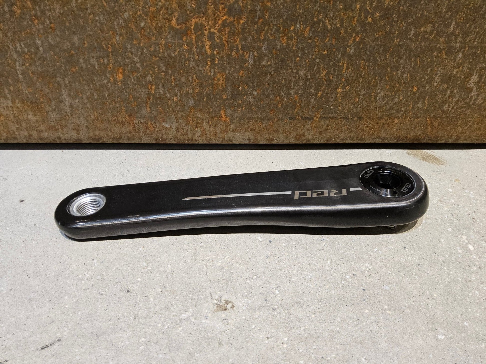 Kurbel von Sram, SRAM RED AXS E1 KURBELARME DUB 8 - BOLT 175MM vor USEDBIKES - OB.DE Hintergrund
