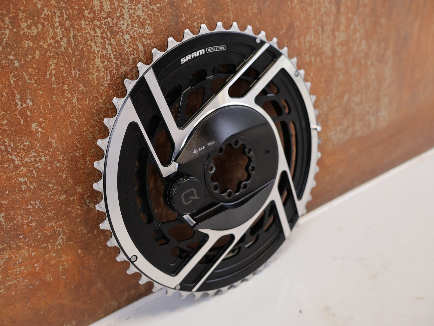 Powermeter von Sram, SRAM RED AXS E1 POWERMETER KIT 48-35T / BASTLERWARE vor USEDBIKES-OB.DE Hintergrund