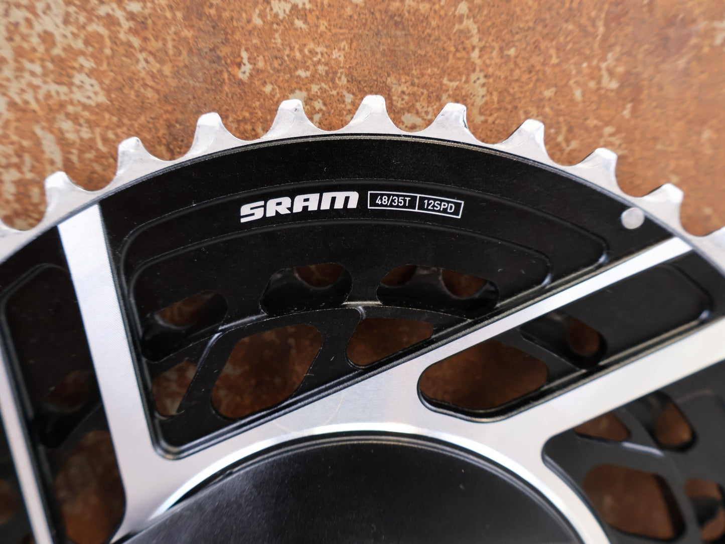 Powermeter von Sram, SRAM RED AXS E1 POWERMETER KIT 48-35T / BASTLERWARE vor USEDBIKES-OB.DE Hintergrund