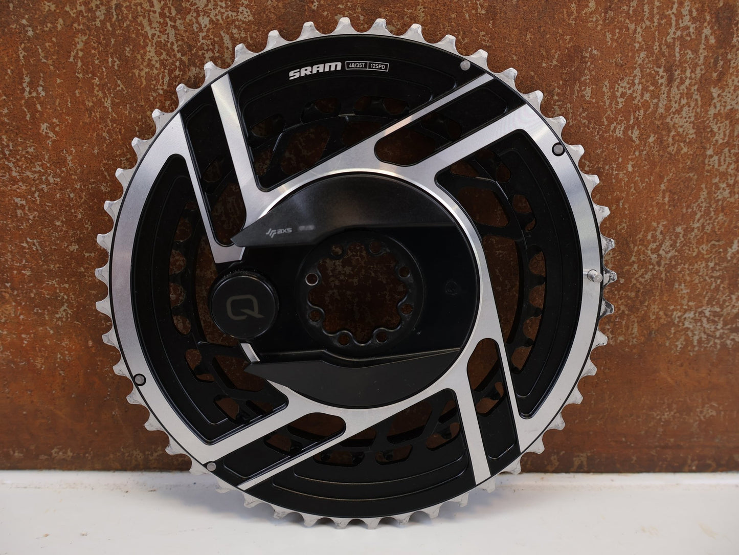 Powermeter von Sram, SRAM RED AXS E1 POWERMETER KIT 48-35T / BASTLERWARE vor USEDBIKES-OB.DE Hintergrund