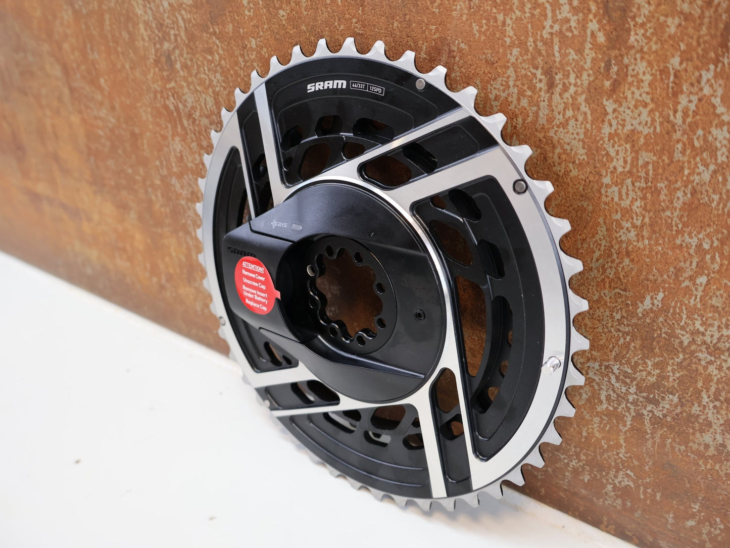 Kurbel von Sram, SRAM RED AXS E1 POWERMETER - KIT MY25 / 46 - 33 ZÄHNE / 8 - BOLT vor USEDBIKES - OB.DE Hintergrund