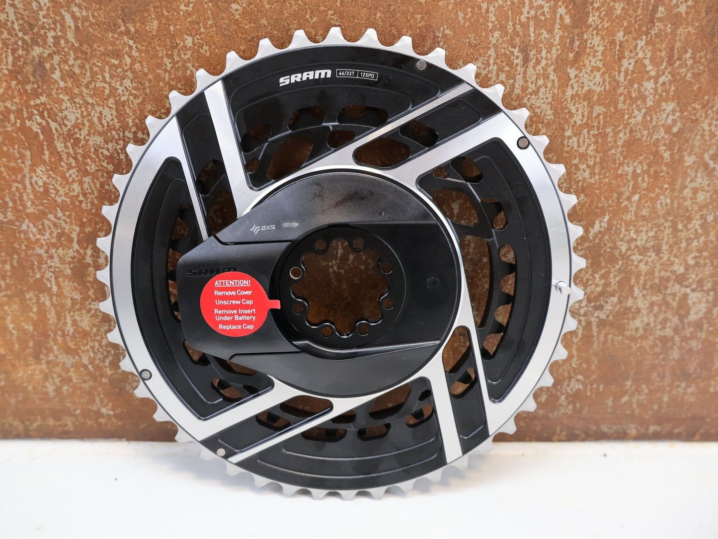 Kurbel von Sram, SRAM RED AXS E1 POWERMETER - KIT MY25 / 46 - 33 ZÄHNE / 8 - BOLT vor USEDBIKES - OB.DE Hintergrund
