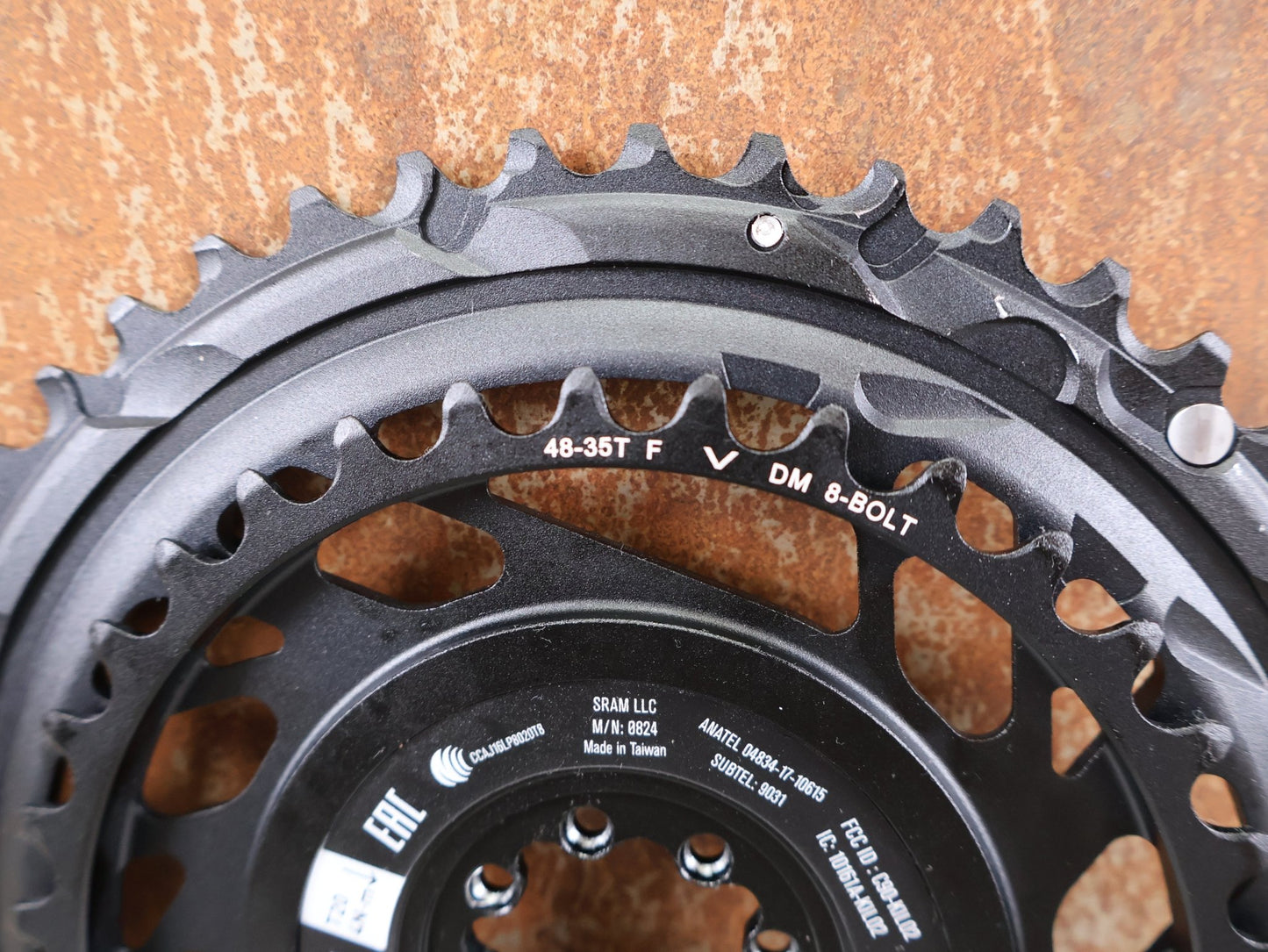 Kurbel von Sram, SRAM RED AXS E1 POWERMETER - KIT MY25 / 48 - 35T / +/ - 1.5% PRÄZISION / 263G vor USEDBIKES - OB.DE Hintergrund