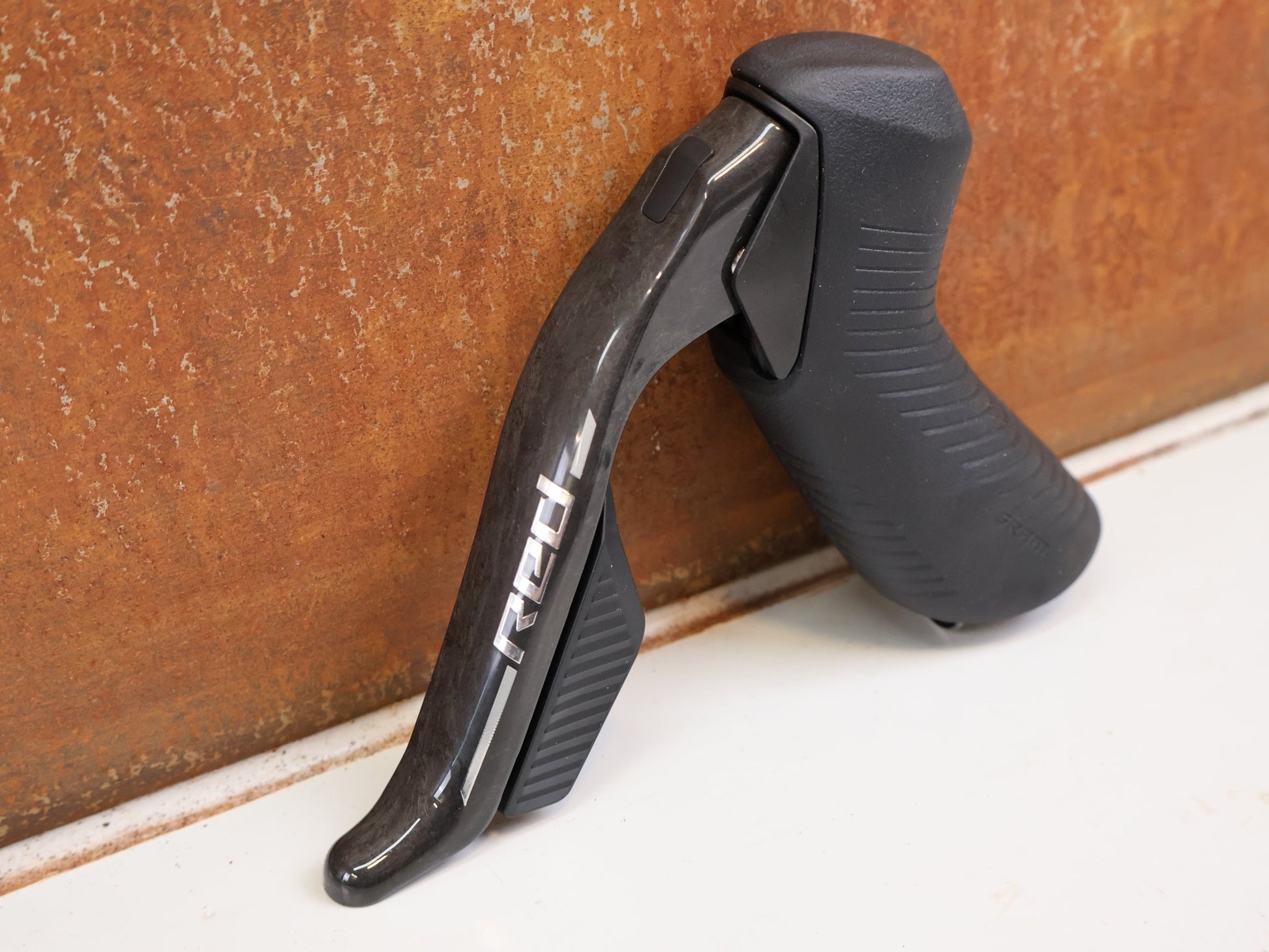 Brems-/ Schalthebel von Sram, SRAM RED AXS E1 SCHALT-BREMSHEBEL + HYDR. SCHEIBENBREMSE SET vor USEDBIKES-OB.DE Hintergrund