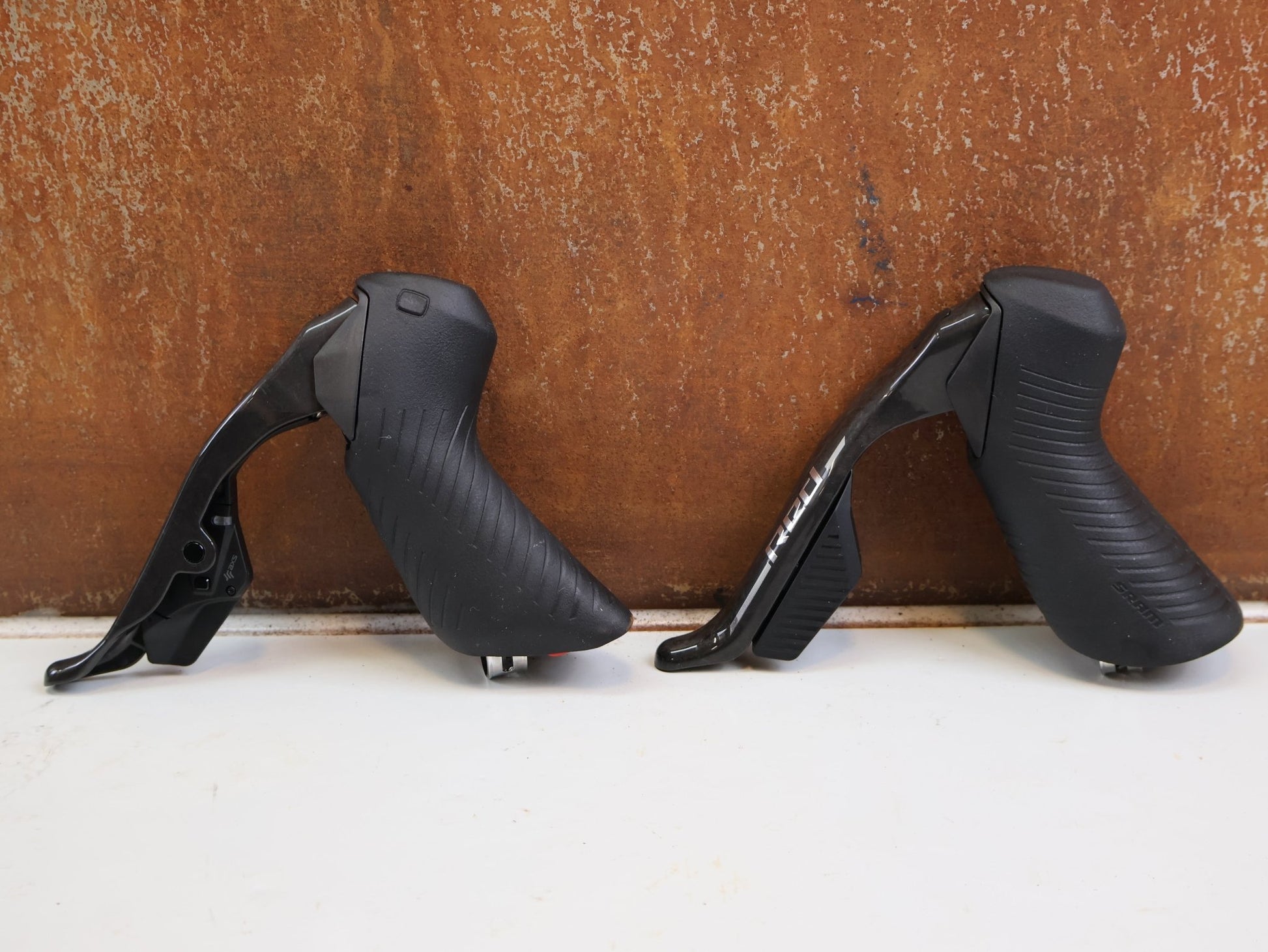 Brems-/ Schalthebel von Sram, SRAM RED AXS E1 SCHALT-BREMSHEBEL + HYDR. SCHEIBENBREMSE SET vor USEDBIKES-OB.DE Hintergrund