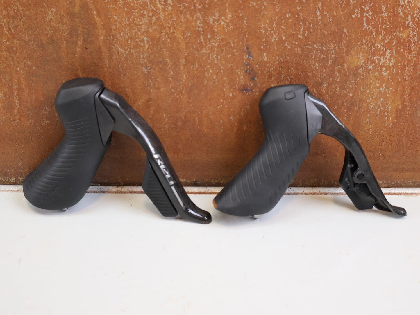 Brems-/ Schalthebel von Sram, SRAM RED AXS E1 SCHALT-BREMSHEBEL + HYDR. SCHEIBENBREMSE SET vor USEDBIKES-OB.DE Hintergrund