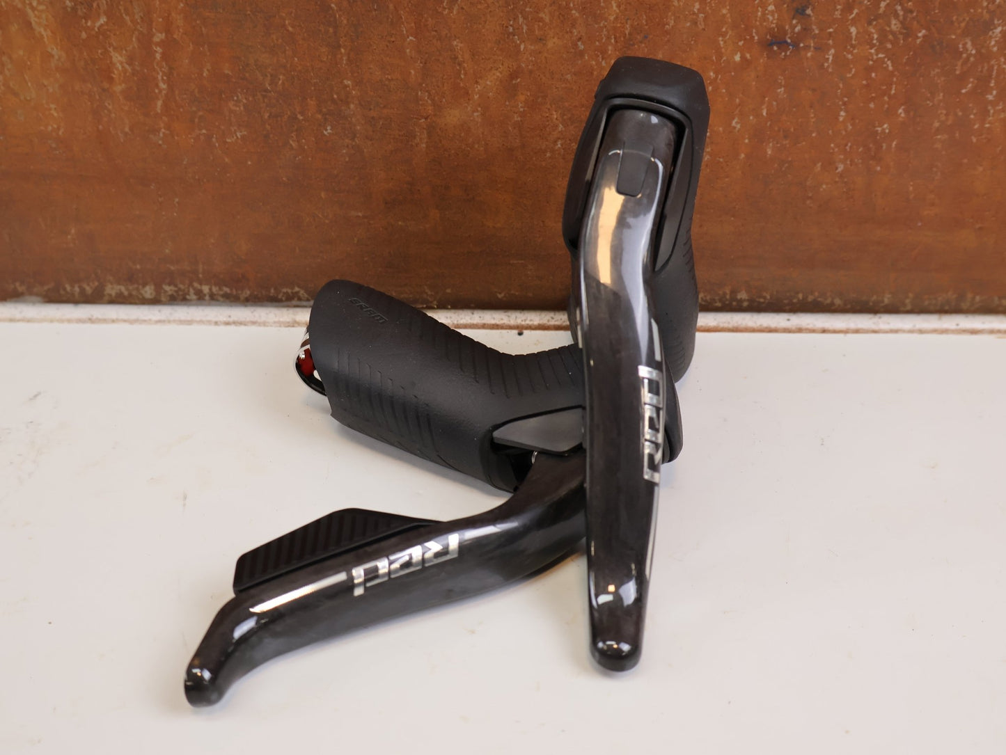 Brems-/ Schalthebel von Sram, SRAM RED AXS E1 SCHALT-BREMSHEBEL + HYDR. SCHEIBENBREMSE SET vor USEDBIKES-OB.DE Hintergrund
