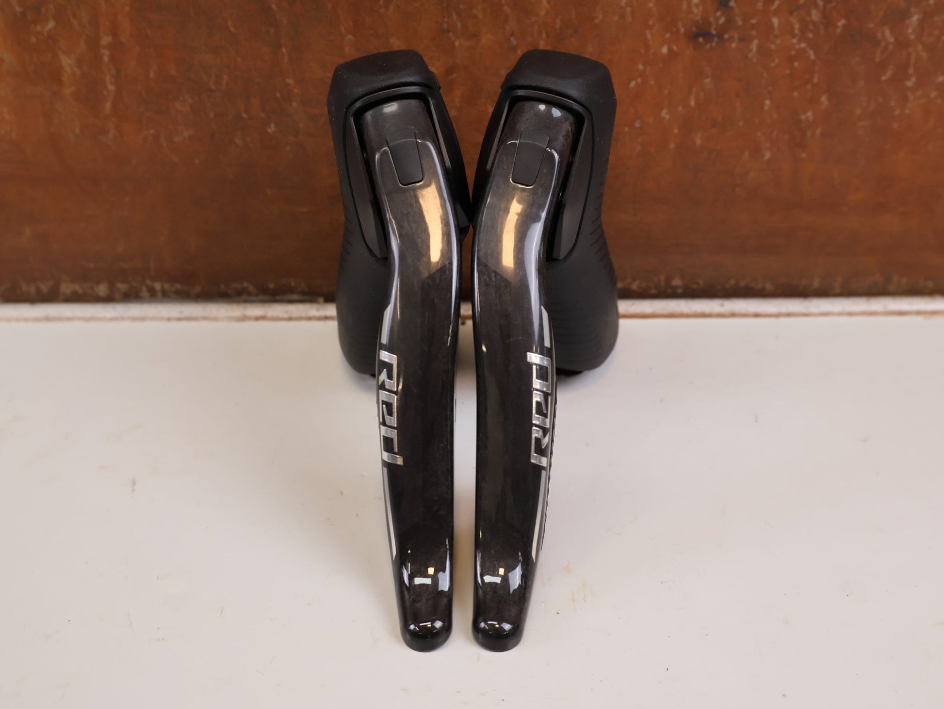 Brems-/ Schalthebel von Sram, SRAM RED AXS E1 SCHALT-BREMSHEBEL + HYDR. SCHEIBENBREMSE SET vor USEDBIKES-OB.DE Hintergrund