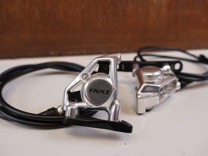 Brems-/ Schalthebel von Sram, SRAM RED AXS E1 Schalt Bremshebel Set Flatmount vor USEDBIKES-OB.DE Hintergrund