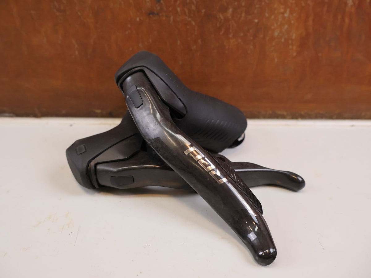Brems-/ Schalthebel von Sram, SRAM RED AXS E1 Schalt Bremshebel Set Flatmount vor USEDBIKES-OB.DE Hintergrund