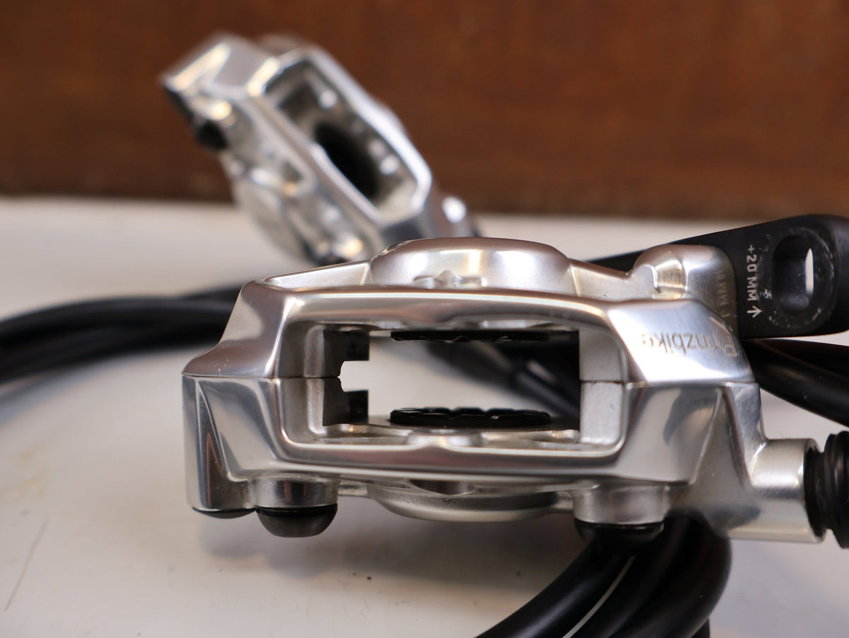 Brems-/ Schalthebel von Sram, SRAM RED AXS E1 Schalt Bremshebel Set Flatmount vor USEDBIKES-OB.DE Hintergrund