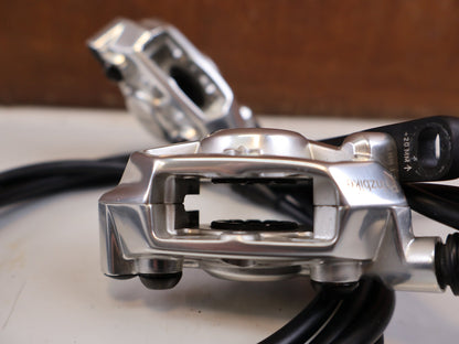 Brems-/ Schalthebel von Sram, SRAM RED AXS E1 Schalt Bremshebel Set Flatmount vor USEDBIKES-OB.DE Hintergrund