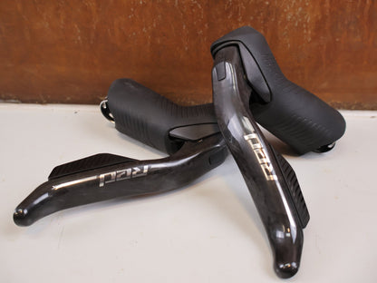 Brems-/ Schalthebel von Sram, SRAM RED AXS E1 Schalt Bremshebel Set Flatmount vor USEDBIKES-OB.DE Hintergrund