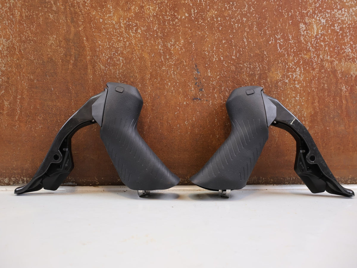 Brems-/ Schalthebel von Sram, SRAM RED AXS E1 Schalt Bremshebel Set Flatmount vor USEDBIKES-OB.DE Hintergrund