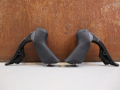 Brems-/ Schalthebel von Sram, SRAM RED AXS E1 Schalt Bremshebel Set Flatmount vor USEDBIKES-OB.DE Hintergrund