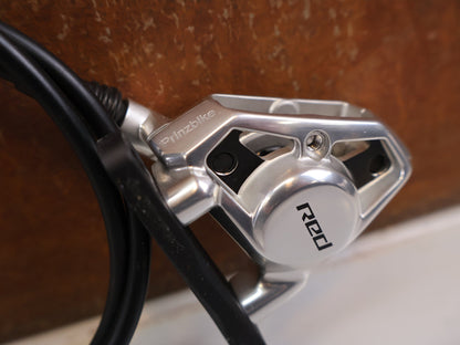 Brems-/ Schalthebel von Sram, SRAM RED AXS E1 Schalt Bremshebel Set Flatmount vor USEDBIKES-OB.DE Hintergrund