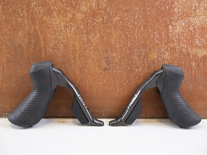 Brems-/ Schalthebel von Sram, SRAM RED AXS E1 Schalt Bremshebel Set Flatmount vor USEDBIKES-OB.DE Hintergrund