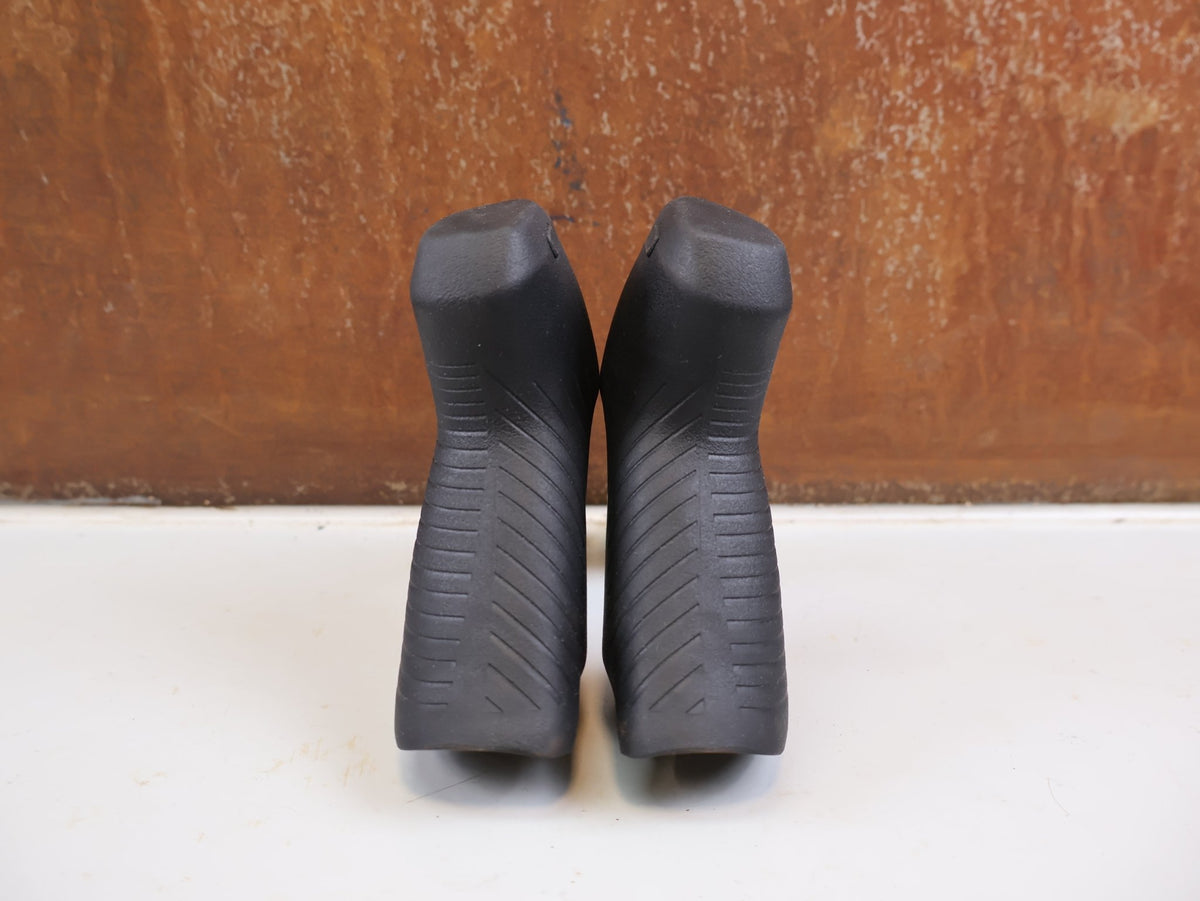 Brems-/ Schalthebel von Sram, SRAM RED AXS E1 Schalt Bremshebel Set Flatmount vor USEDBIKES-OB.DE Hintergrund