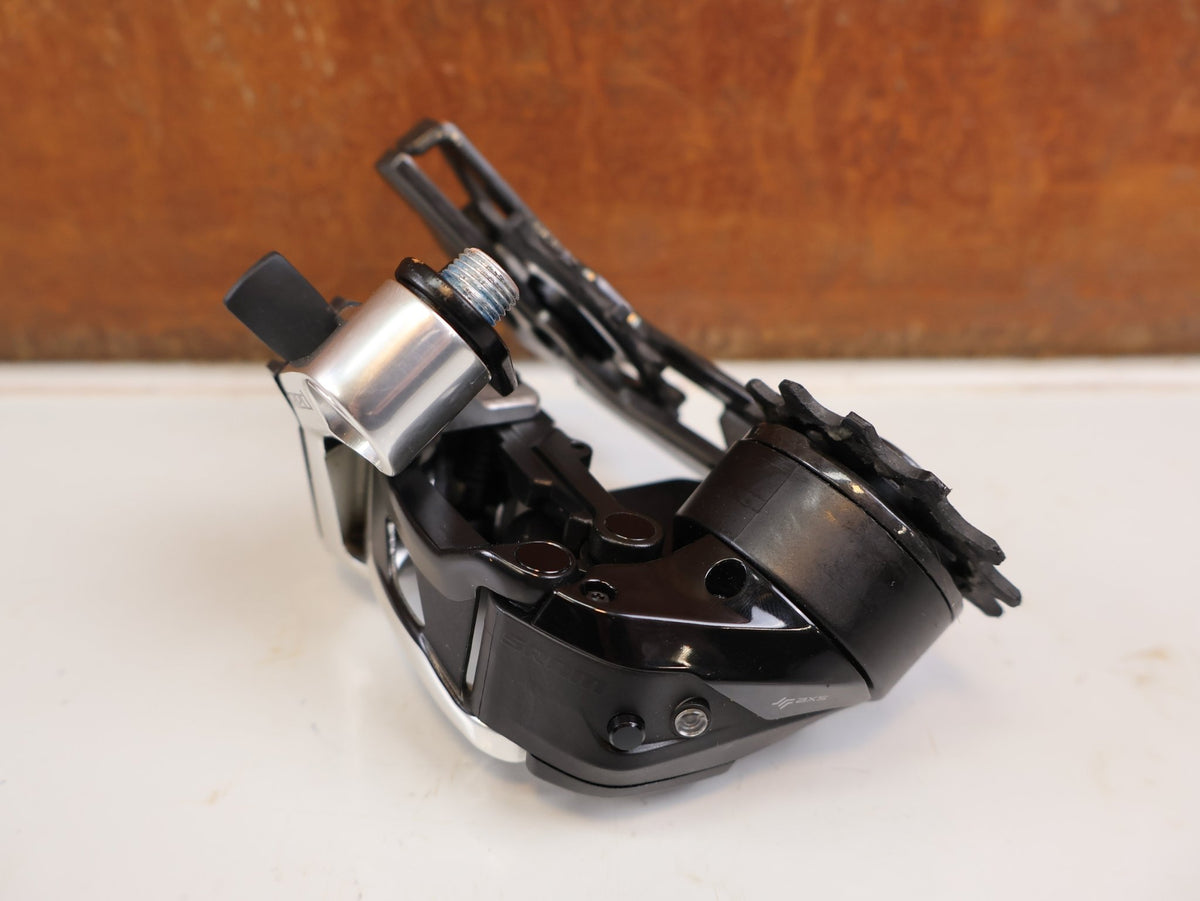 Schaltungsteile von Sram, SRAM RED AXS E1 Schaltwerk 12-fach 36T 00.7518.184.000 vor USEDBIKES-OB.DE Hintergrund