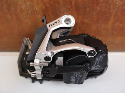 Schaltungsteile von Sram, SRAM RED AXS E1 Schaltwerk 12-fach 36T 00.7518.184.000 vor USEDBIKES-OB.DE Hintergrund