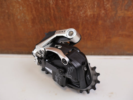 Schaltungsteile von Sram, SRAM RED AXS E1 Schaltwerk 12-fach 36T 00.7518.184.000 vor USEDBIKES-OB.DE Hintergrund