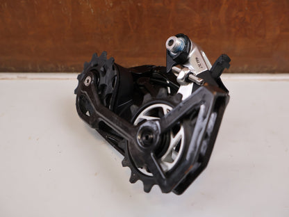 Schaltungsteile von Sram, SRAM RED AXS E1 Schaltwerk 12-fach 36T 00.7518.184.000 vor USEDBIKES-OB.DE Hintergrund