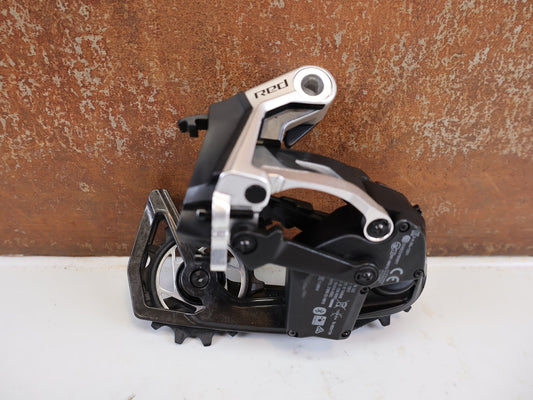 Schaltungsteile von Sram, SRAM RED AXS E1 SCHALTWERK 12 FACH MY25 36T MAX vor USEDBIKES-OB.DE Hintergrund