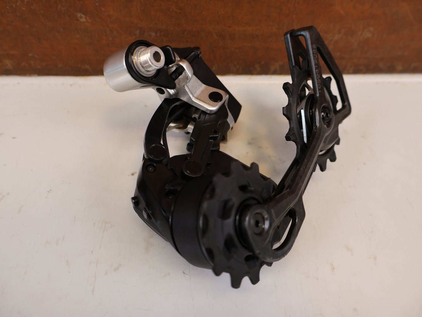 Schaltungsteile von Sram, SRAM RED AXS E1 SCHALTWERK 12 FACH MY25 36T MAX vor USEDBIKES-OB.DE Hintergrund