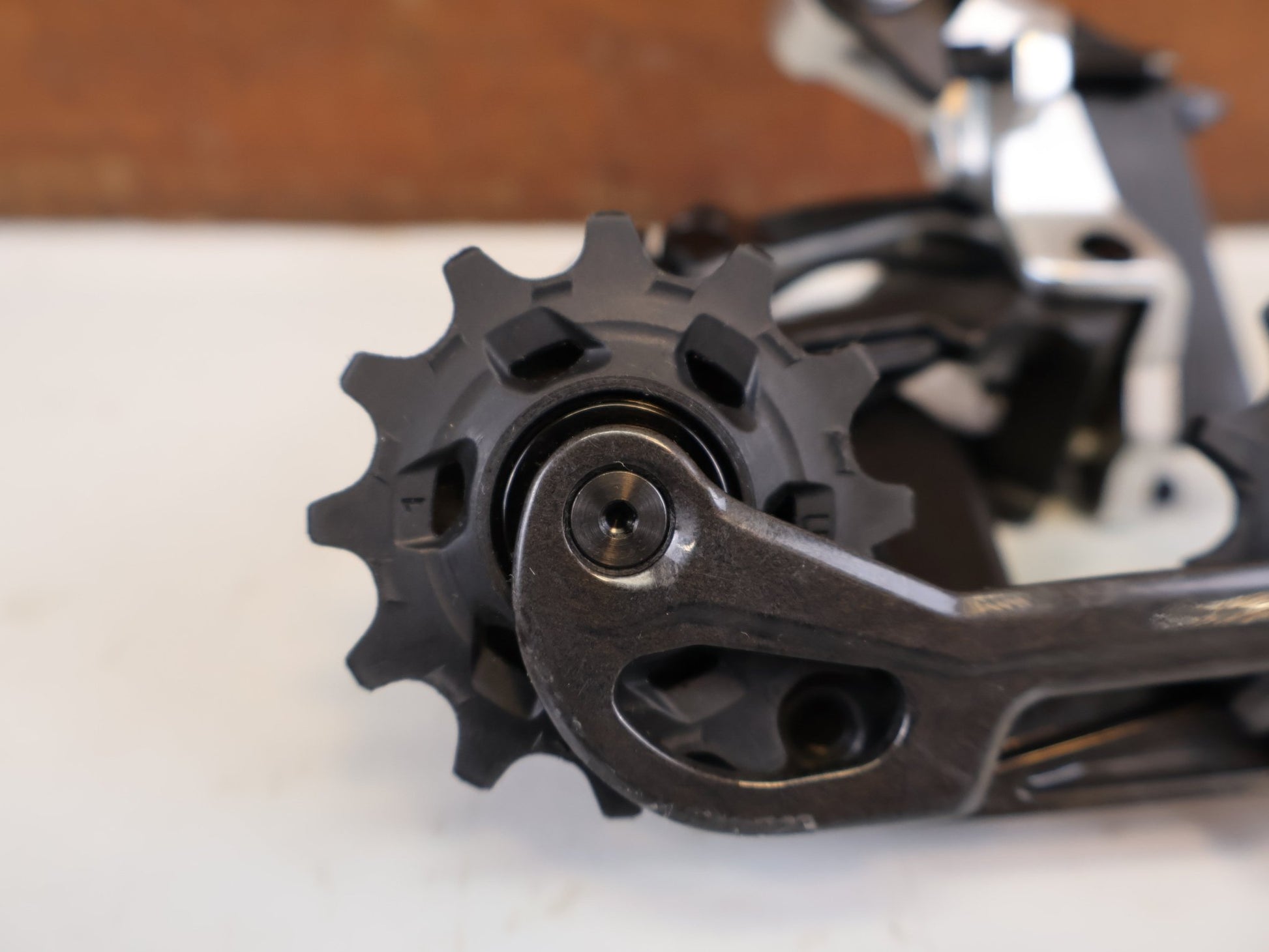 Schaltungsteile von Sram, SRAM RED AXS E1 SCHALTWERK 12 FACH MY25 36T MAX vor USEDBIKES-OB.DE Hintergrund