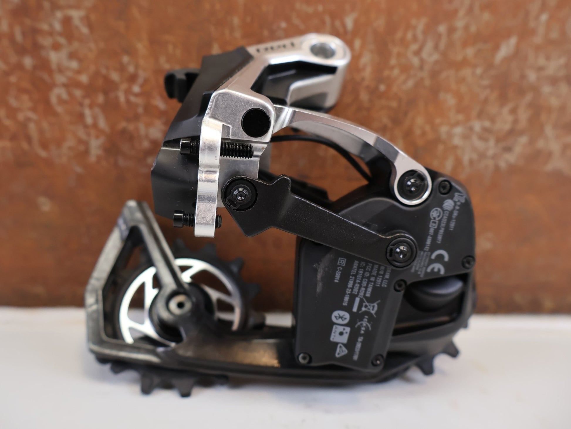 Schaltungsteile von Sram, SRAM RED AXS E1 SCHALTWERK 12 FACH MY25 36T MAX vor USEDBIKES-OB.DE Hintergrund