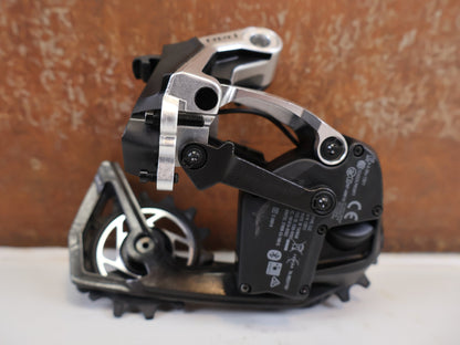 Schaltungsteile von Sram, SRAM RED AXS E1 SCHALTWERK 12 FACH MY25 36T MAX vor USEDBIKES-OB.DE Hintergrund